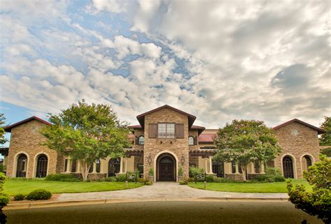 Childress vineyards - The location situated Childress Vineyards as the gateway to the Yadkin Valley American Viticultural Area (AVA), North Carolina’s first federally designated region for grape growing. Childress Vineyards is one of the most prominent wineries in the state’s re-emerging wine industry that has grown from 21 to more than 180 wineries since the year 2000.